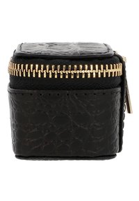 Musta nahkainen säilytyskotelo, jossa on teksturoitu pinta, kultainen vetoketju ja kompakti neliön muotoinen rakenne. Koristeet lisäävät visuaalista mielenkiintoa.