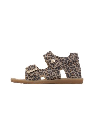 Børnesandal med leopardprint med to justerbare stropper og en flad brun sål, vist fra siden på en hvid baggrund.
