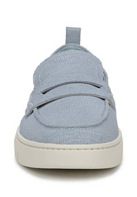 Scarpa slip-on in tessuto texturizzato blu chiaro con doppie cinghie, suola in gomma bianca e una linguetta posteriore per una facile calzata. Design piatto con accenti minimi.
