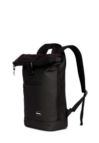 Zwarte waterdichte rugzak met een roll-top ontwerp, meerdere met rits afsluitbare compartimenten, gevoerde schouderbanden en een logo-patch aan de onderkant.