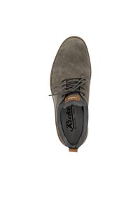 Chaussure en suedine grise avec une texture lisse, bout rond et coutures contrastantes marron. Dispose d'une doublure intérieure douce et de lacets gris.