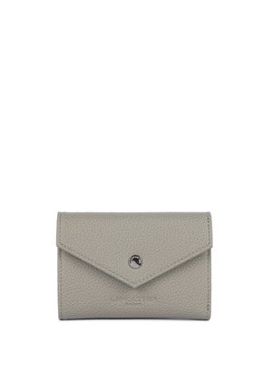 Portefeuille en cuir gris texturé avec un rabat avant de style enveloppe et une petite fermeture par bouton rond argenté centrée sur un fond blanc.