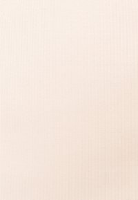 Tissu beige clair côtelé, texture douce avec de légères lignes verticales, présentant un design lisse et extensible adapté aux vêtements ajustés.