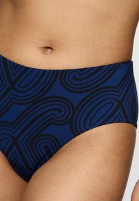Hoch geschnittene Bikinihose in Dunkelblau mit einem geometrischen schwarzen Muster. Glatte Stofftextur mit einem elastischen Bund für eine bequeme Passform.