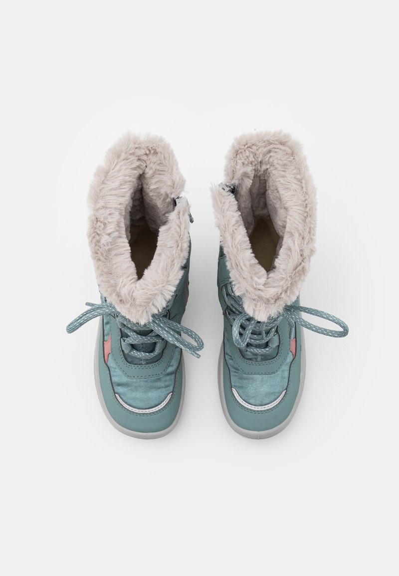 Helle türkisfarbene Winterstiefel mit Kunstfellkragen, Schnürdesign und Gummisohlen. Pinkfarbene Akzentdetails und strukturierte Oberfläche für besseren Halt.