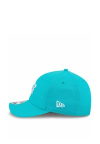 Cappello color teal con logo ricamato e dettagli bianchi, visiera curva, design strutturato, dotato di fori di ventilazione e cinturino posteriore regolabile.