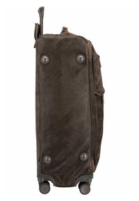 Valigia in pelle nera con texture, manico retraibile, quattro ruote e due piedini rotondi. Tasche con zip si trovano sui lati.