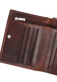 Brun læderpung med en lynlåslomme, flere kortholdere og en tekstureret overflade. Indgraveret logo på indersiden.