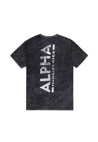 Crni denim majica s blago istrošenom teksturom. Sadrži bijeli tekst "ALPHA" i "INDUSTRIES" dijagonalno duž leđa.