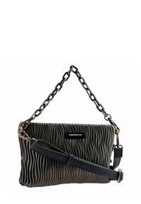 Bolso de mano de cuero negro con pliegues y cadena, que presenta una textura suave, correa de hombro ajustable y un acento de logo metálico.