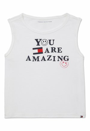 Hvid ærmeløs top med sort tekst "YOU ARE AMAZING,", inklusive en rød og marineblå rektangulær logo og to smiley-ikoner.