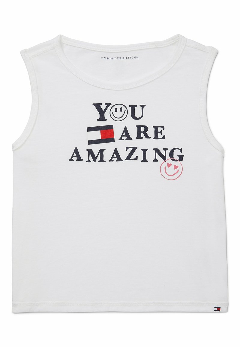 Haut sans manches blanc avec texte noir "YOU ARE AMAZING,", comprenant un logo rectangulaire rouge et marine ainsi que deux icônes de visages souriants.