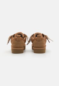Braune Schuhe aus einer Mischung aus Wildleder und Netzmaterialien, mit rundem Design, strukturierten Akzenten und flachen Gummisohlen. Verfügt über verstellbare Schnürsenkel.