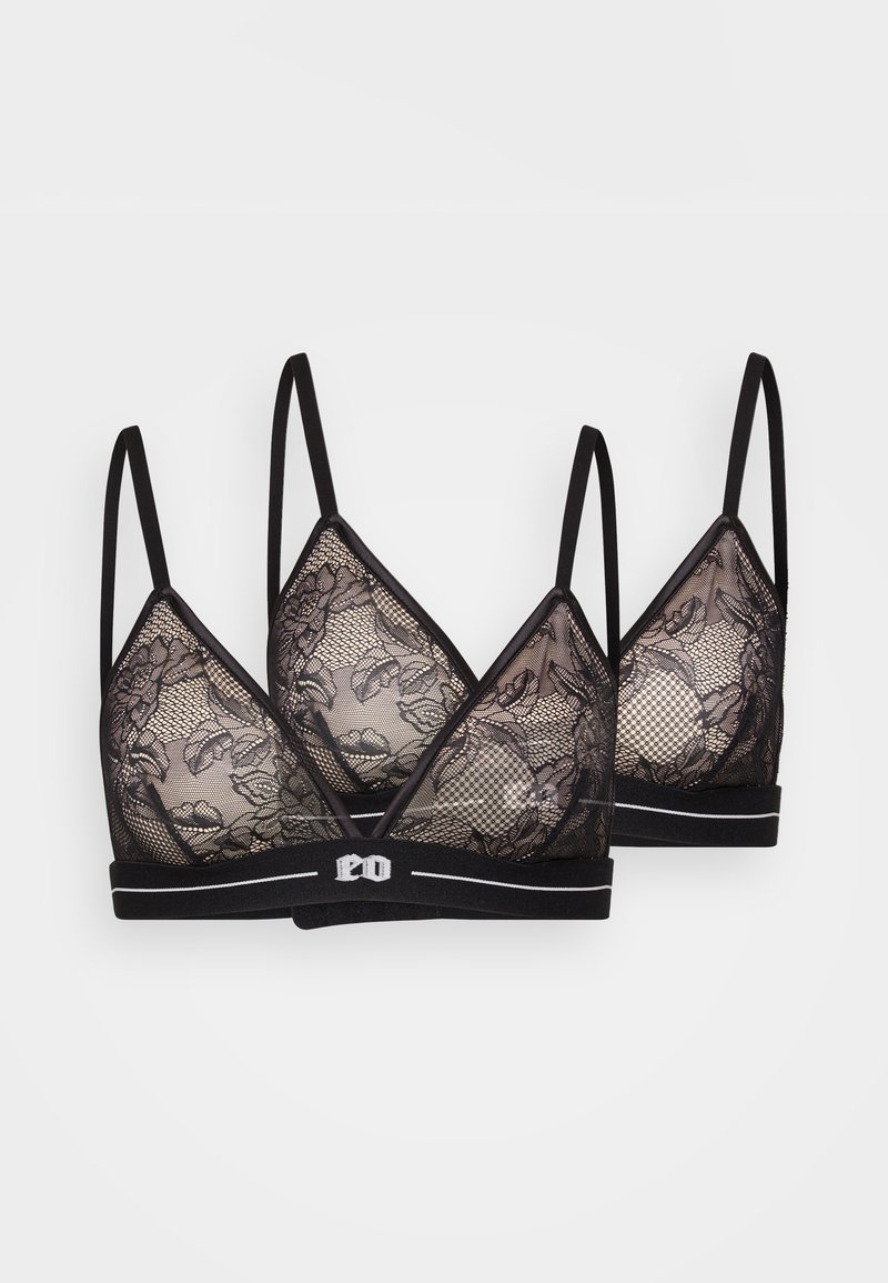 Brassière de dentelle noire avec une forme triangulaire, des bretelles réglables, des motifs floraux et une bande noire avec un détail de logo. Comprend deux pièces.