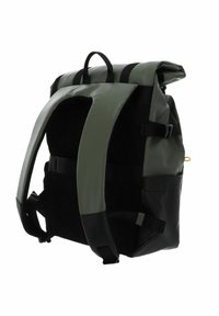 Lo zaino presenta una chiusura roll-top, un design bicolore verde e nero, spallacci regolabili e un materiale durevole e resistente all'acqua.