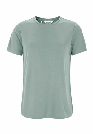 Camiseta de algodón color verde claro con mangas cortas, cuello redondo y textura suave. La etiqueta dice “Soft Rebels”. Diseño sencillo y sin adornos.