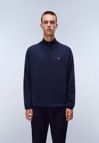 Marineblauer Fleece-Pullover mit Reißverschluss und Stehkragen, ausgestattet mit einem kleinen roten und weißen Logo auf der Brust. Weicher Stoff und entspannte Passform.