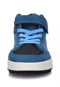 Sneaker blu in suede con accenti neri, dotata di colletto imbottito, chiusura con lacci e suola in gomma bianca per trazione. Regolazione con strap in Velcro.
