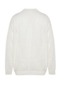 Pull blanc à manches longues en maille avec un motif texturé et des poignets et ourlets côtelés, vu de dos.