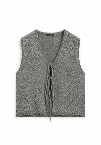 Grauer, gestrickter ärmelloser Pullover mit V-Ausschnitt und vorderen Bindebändern aus einem strukturierten Stoff, flach auf einem weißen Hintergrund ausgelegt.