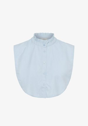 Blouse bleu clair à col avec un décolleté à volants, des manches courtes et une fermeture à boutons sur le devant. Tissu lisse sans motifs.