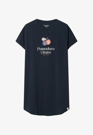 Granatowa sukienka z krótkim rękawem z grafiką trzech pomidorów i białym napisem "Pomodoro Ciliegino Sicilia" na przodzie.