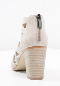 Pier One Varrelliset sandaalit - light grey