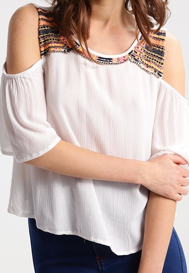 Top bianco con spalle scoperte, colletto decorato con perline colorate e texture, maniche corte e larghe, e una vestibilità rilassata. Tessuto morbido con una sensazione leggera.