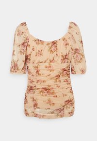 Blouse à fleurs avec des manches bouffantes courtes, des détails froncés et un fond pêche. Présente des motifs de roses roses et bordeaux sur le tissu.