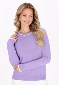 Lila Langarmpullover mit geripptem Textur, weißen Akzenten am Kragen und an den Bündchen, mit einem schlichten, klassischen Design.
