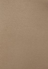 Tecido ribado bege com uma textura suave, apresentando um brilho subtil e um padrão uniforme, adequado para vestuário ou estofos.