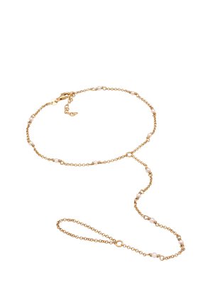 Halskette aus Gold mit kleinen weißen Perlenakzenten, mit einem Verschluss und einem zarten Design. Ideal zum Schichten oder als Einzelstück.