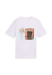 Hvid bomulds t-shirt med en grafisk print af et palmetræ og en farverig bygning, accentueret med tekst i blå og rød.