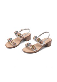 Sandali con tacco argentato, dotati di due cinturini decorati con strass colorati. Soletta morbida color beige e tacco quadrato marrone testurizzato.