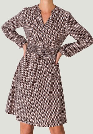 Robe à motifs marron et beige avec manches longues, encolure en V, taille froncée et jupe évasée. Fabriquée en tissu léger.