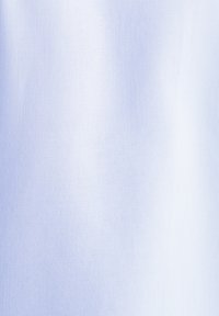 Tessuto azzurro chiaro con una texture liscia e finemente tessuta. La superficie appare leggermente lucida, riflettendo la luce in modo sottile.