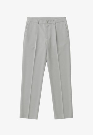 Lys grå bukser med rett snitt, featuring doble folder, sidelommer og en enkelt knappelukking i midjen. Glatt tekstur.