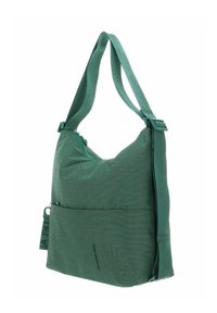 Sac d'épaule en tissu vert avec une finition texturée, doté d'une fermeture éclair sur le dessus, d'une sangle réglable et d'une poche avant. Accents de design minimalistes.