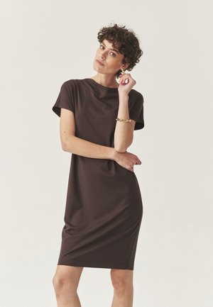 Short brown dress made of soft fabric, featuring a round neckline and short sleeves, with a relaxed fit reaching mid-thigh.