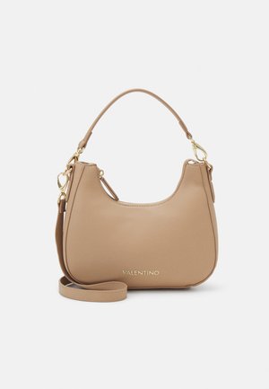 Beige nahkakott, millel on kõver kuju, kuldne riistvara ja lühike käepide. Omab eemaldatavat pikka rihma ja reljeefset logo.