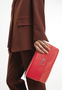 Calvin Klein RE LOCK  - Borsa a tracolla - racing red