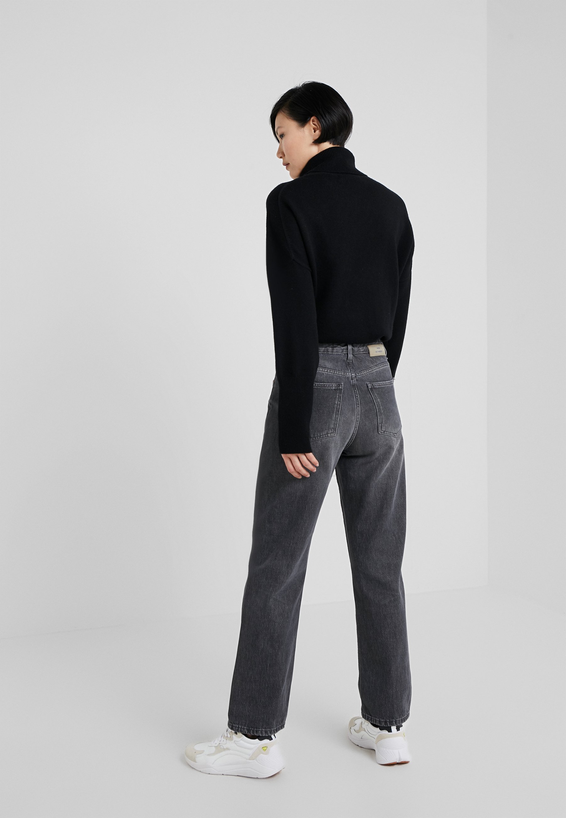 pearl jeans won hundred