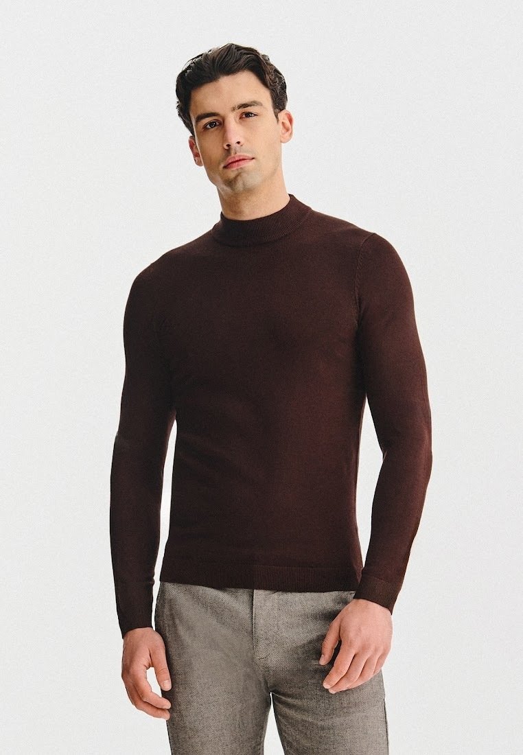 Brązowy sweter dziany o wysokim dekolcie, dopasowanym kroju i długich rękawach. Gładka tekstura, minimalistyczny design oraz prążkowane mankiety.
