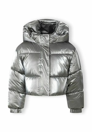 Veste courte matelassée métallique argentée brillante avec manches longues, poignets élastiques et capuche attachée sur fond blanc.