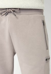 UTILITY REGULAR FIT - Treningo apatinė dalis - light grey