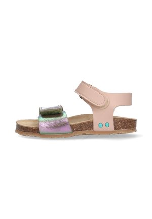 Sandalen hebben een glanzende, iriserende riem en een zachte roze enkelband, met een kurken zool en twee turquoise accenten aan de zijkant.