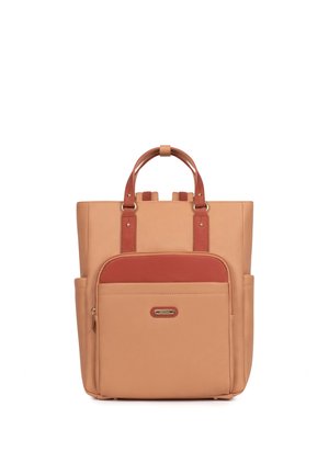 Sac à dos sac à main en cuir fauve et rouille avec double poignée supérieure, poche zippée avant, poches latérales et bretelles réglables, présenté sur fond blanc.