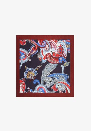 Jedwabny kwadratowy szalik z granatowym tłem ozdobionym skomplikowanymi wzorami paisley w odcieniach czerwieni, niebieskiego i białego, oprawiony czerwoną ramką.
