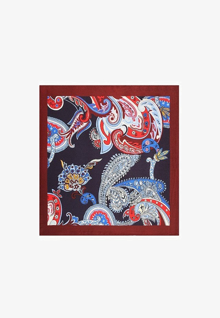 Jedwabny kwadratowy szalik z granatowym tłem ozdobionym skomplikowanymi wzorami paisley w odcieniach czerwieni, niebieskiego i białego, oprawiony czerwoną ramką.