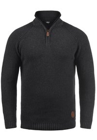 Maglione lavorato a maglia grigio scuro con collo con zip, texture a costine, maniche raglan e una toppa con logo in pelle in basso a destra.